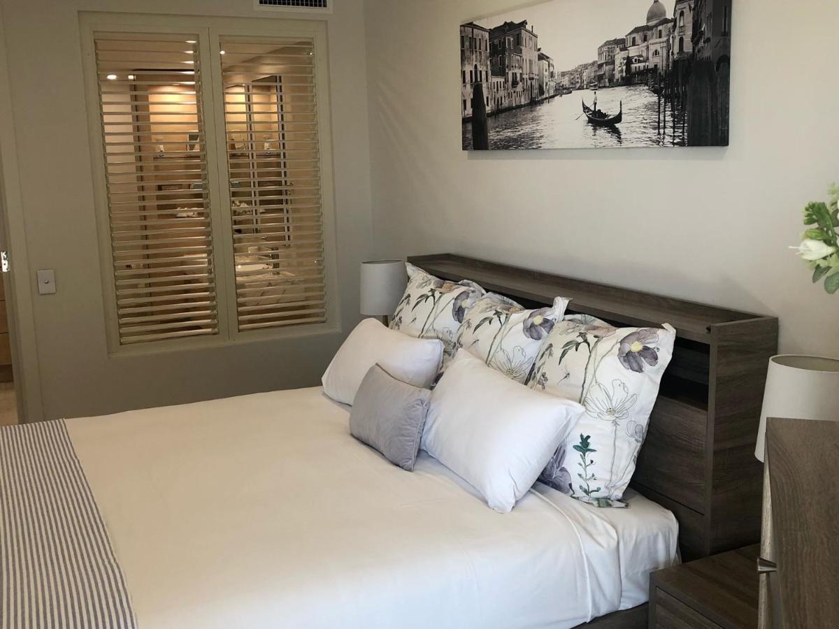 Grand Mercure Allegra Hervey Bay Eksteriør bilde A bedroom with plantation shutters