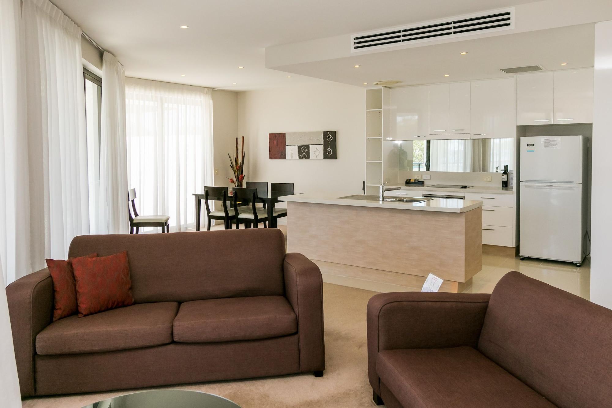 Grand Mercure Allegra Hervey Bay Eksteriør bilde A living room with a kitchen