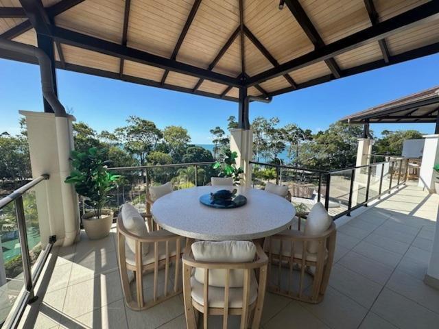 Grand Mercure Allegra Hervey Bay Eksteriør bilde Rooftop terrace at the resort