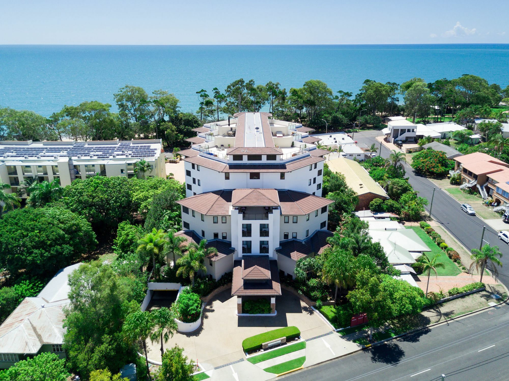 Grand Mercure Allegra Hervey Bay Eksteriør bilde Aerial view of the complex